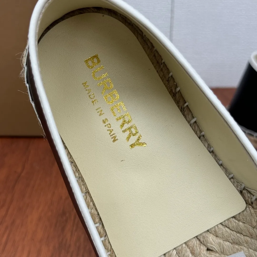 Batch 600 Burberry/Burberry new summer men's embroidered straw fisherman shoes, cool slip-on straw shoes! Encounter British fashion with Burberry espadrilles, a perfect blend of classic and fashionable. The unique printing on the upper is a manifestation of the brand's style. Every color and every pattern tells the story of England. Straw soles bring a natural texture, comfortable and chic. Whether you are strolling in the city streets or heading to the beach for vacation, it can add elegance and charm to you, easily become the center of attention, and start your own fashion journey. Classic knitted canvas upper, with thin calfskin lining suitable for summer, straw lining, genuine leather patch at the bottom of the heel, hemming technology, and Mark stitching details! Anti-slip rubber bottom layer, integrated injection molding of large LOGO letters and badges, multiple colors and styles to choose from, complete package! Size: 39-40-41-42-43-44 Normal size Item number: 2025-5 Printing black and blue
